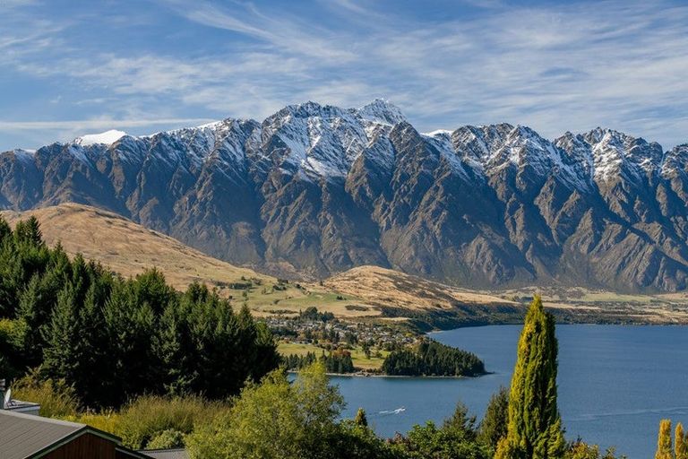 Photo of property in 54c Wynyard Crescent, Fernhill, Queenstown, 9300