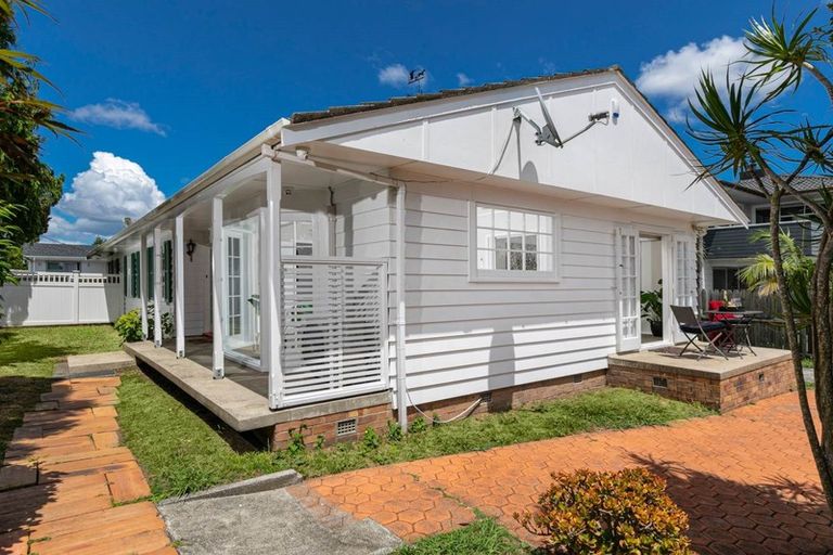 Photo of property in 1 Miltonia Avenue, Te Atatu South, Auckland, 0610