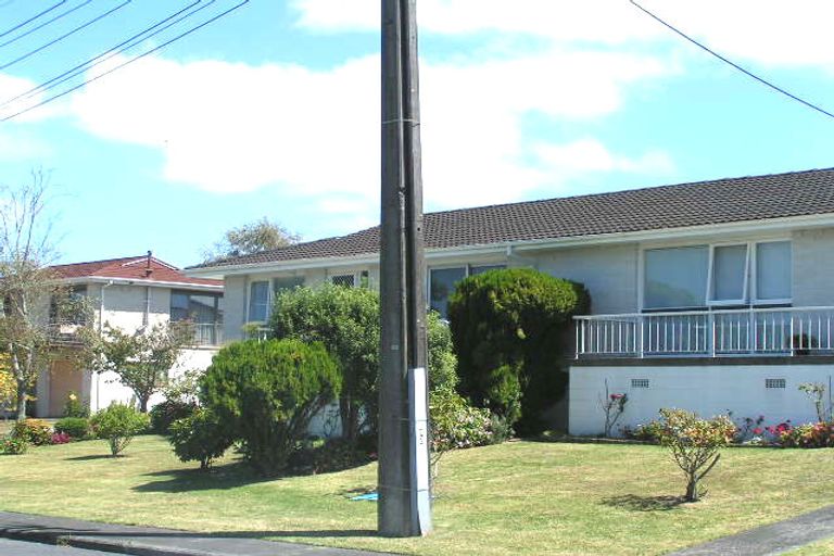 Photo of property in 124 Onewa Road, Northcote, Auckland, 0627