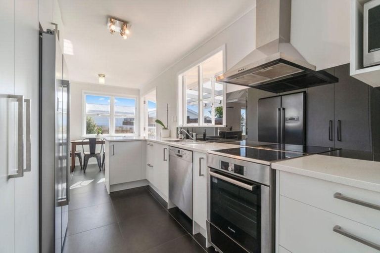 Photo of property in 55 Graham Avenue, Te Atatu Peninsula, Auckland, 0610