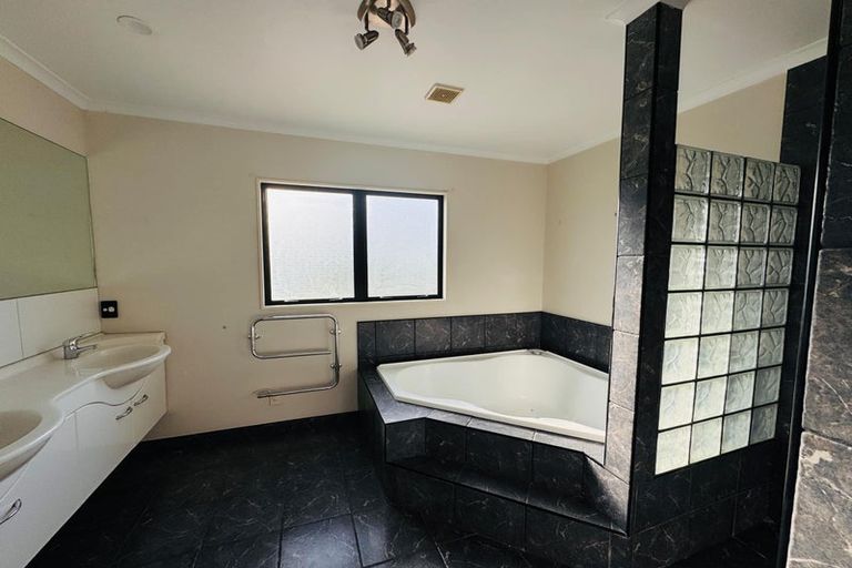 Photo of property in 69 Royal Oak Drive, Kelvin Grove, Palmerston North, 4414