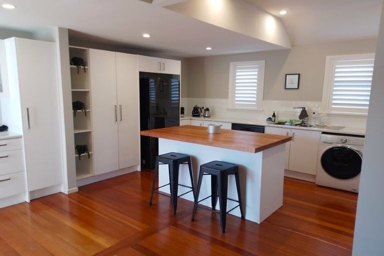 Photo of property in 6 Coates Grove, Silverstream, Upper Hutt, 5019