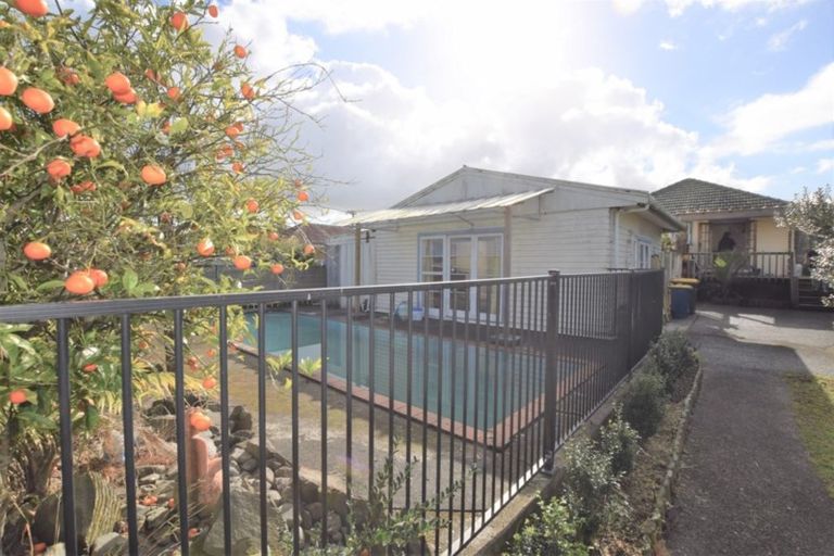 Photo of property in 6 Strid Road, Te Atatu South, Auckland, 0610