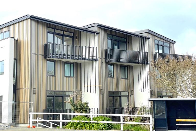 Photo of property in 52u7 Northland Road, Northland, Wellington, 6012
