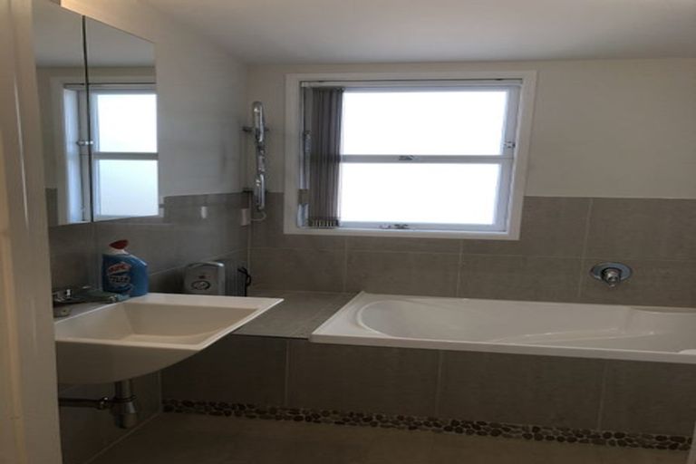 Photo of property in 2/9 College Road, Northcote, Auckland, 0627