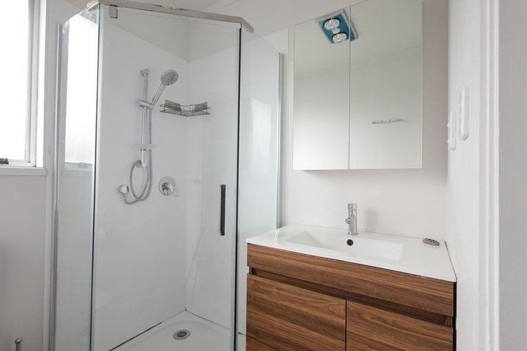 Photo of property in 16 Temuri Place, Glendene, Auckland, 0602