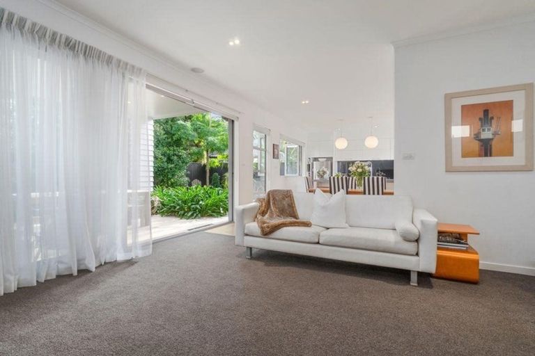 Photo of property in 1 Fathom Place, Te Atatu Peninsula, Auckland, 0610