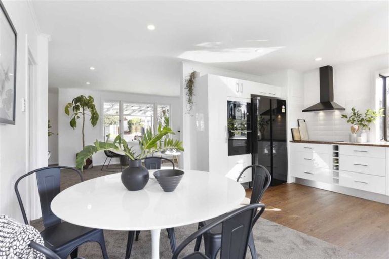 Photo of property in 4 Neil Avenue, Te Atatu Peninsula, Auckland, 0610