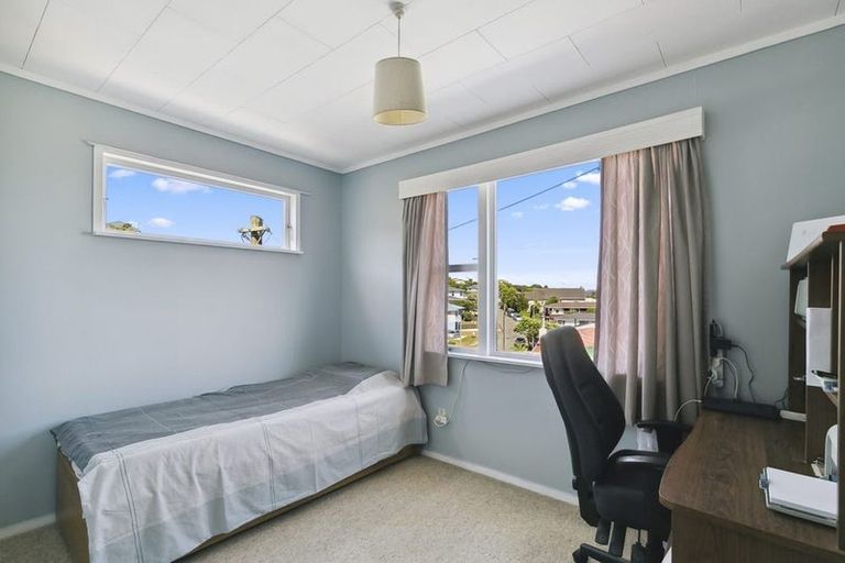 Photo of property in 23 Griffiths Grove, Newlands, Wellington, 6037