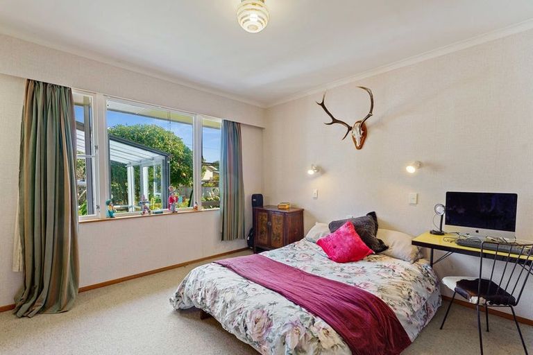 Photo of property in 11 Iti Grove, Waikanae, 5036