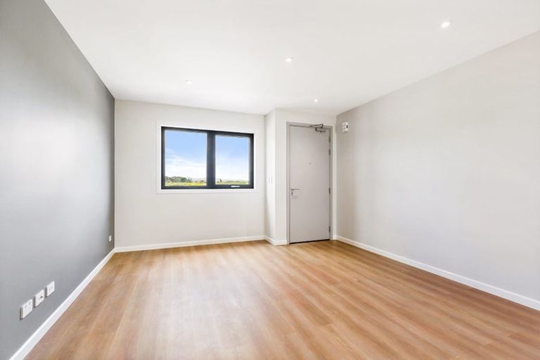 Photo of property in 35 Otuwairoa Esplanade, Opaheke, 2113