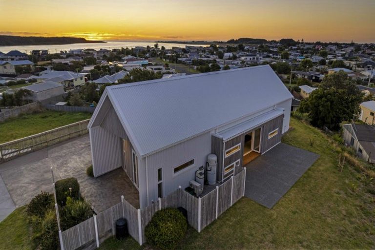 Photo of property in 2 Rangeview Rise, Foxton Beach, Foxton, 4815