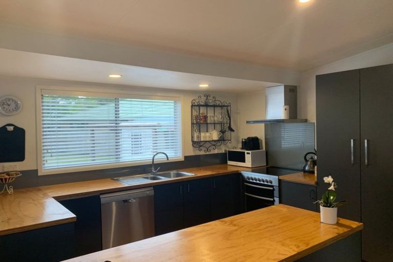 Photo of property in 18 Walton Street, Red Beach, 0932