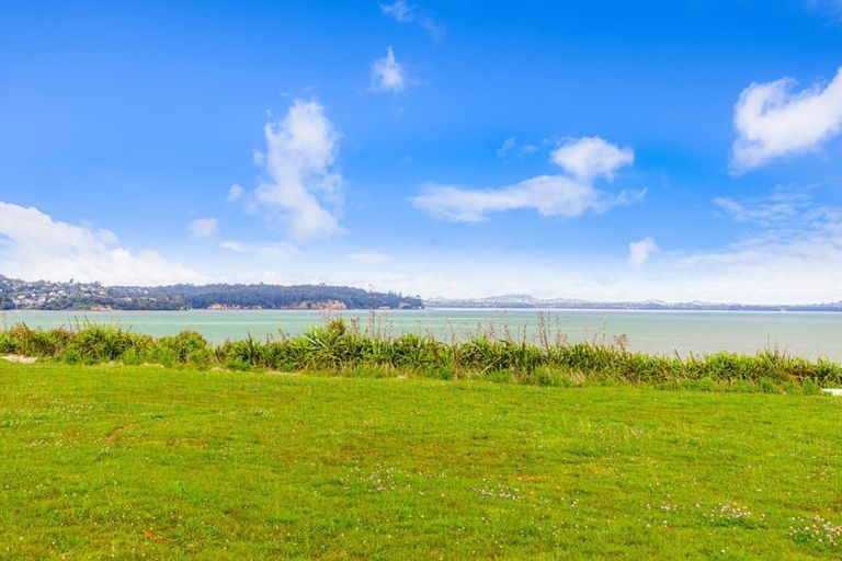 Photo of property in 12 Picnic Point Road, Hobsonville, 0616