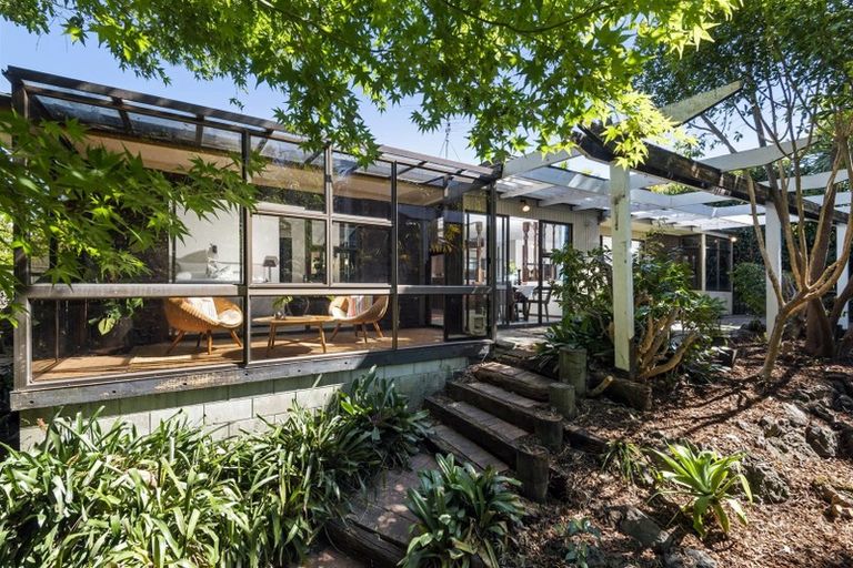 Photo of property in 10 Portsea Place, Chatswood, Auckland, 0626