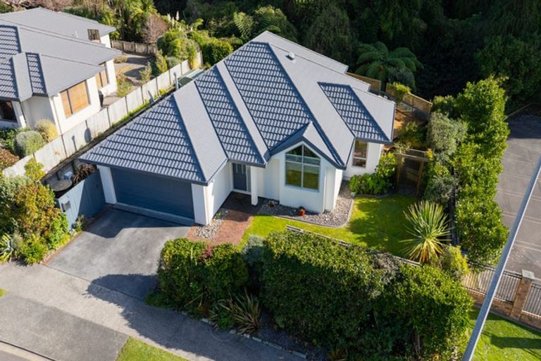 Photo of property in 212 Westchester Drive, Churton Park, Wellington, 6037