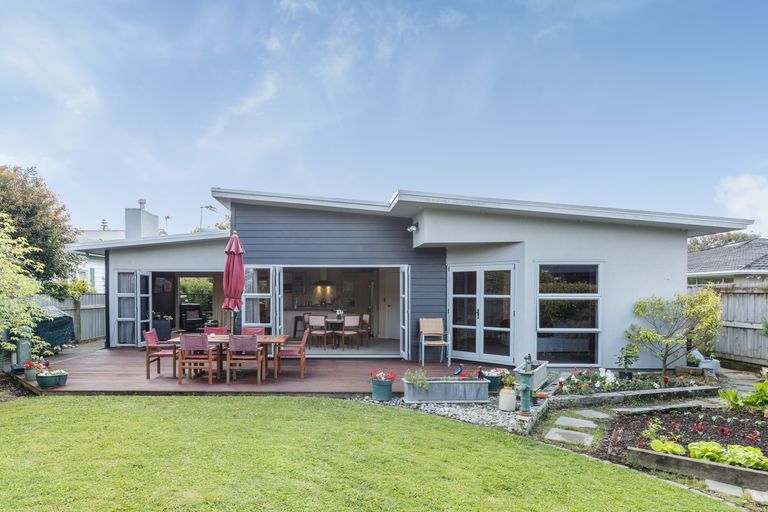 Photo of property in 19 Karina Terrace, Roslyn, Palmerston North, 4414