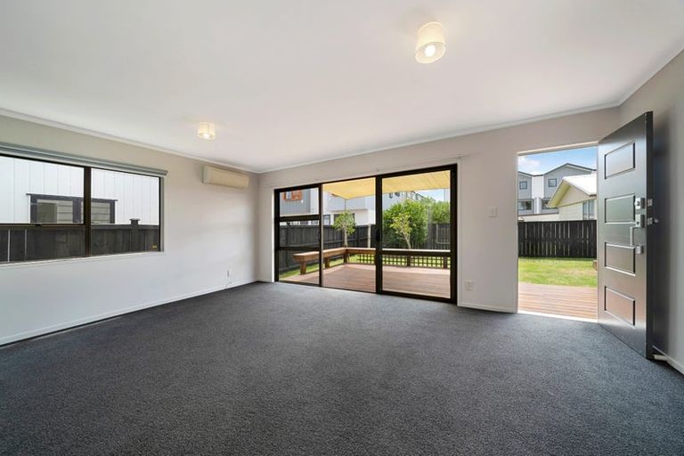 Photo of property in 1/11 Ranui Station Road, Ranui, Auckland, 0612