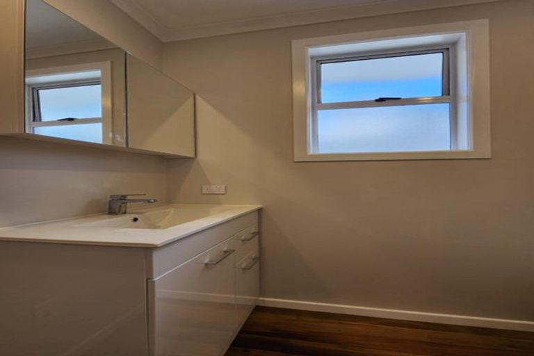Photo of property in 31 Simons Street, Moturoa, New Plymouth, 4310