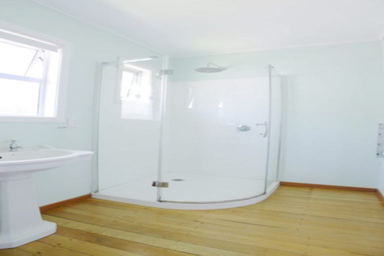 Photo of property in 42 Kervil Avenue, Te Atatu Peninsula, Auckland, 0610