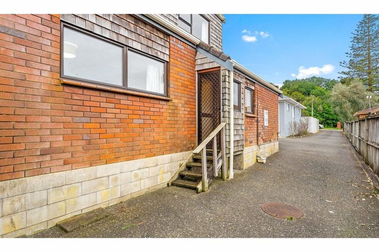 Photo of property in 2/58 Hillcrest Avenue, Hillcrest, Auckland, 0627