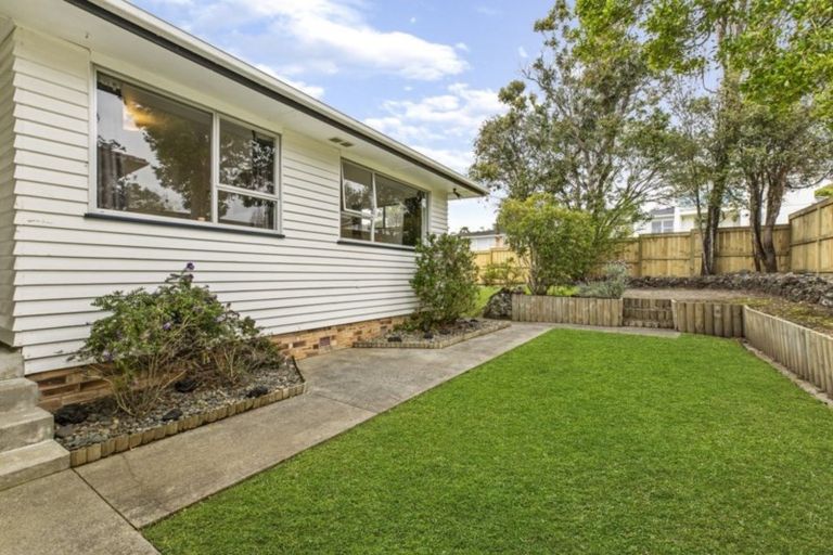 Photo of property in 56 Judkins Crescent, Cockle Bay, Auckland, 2014