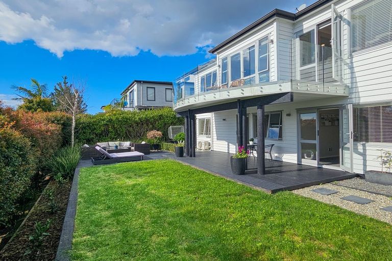 Photo of property in 8 Oak View Terrace, Schnapper Rock, Auckland, 0632