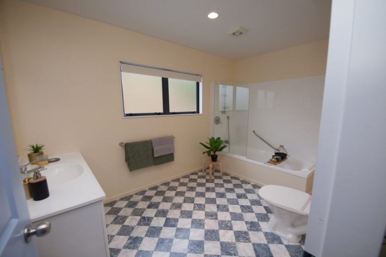 Photo of property in 33 Amesbury Drive, Churton Park, Wellington, 6037