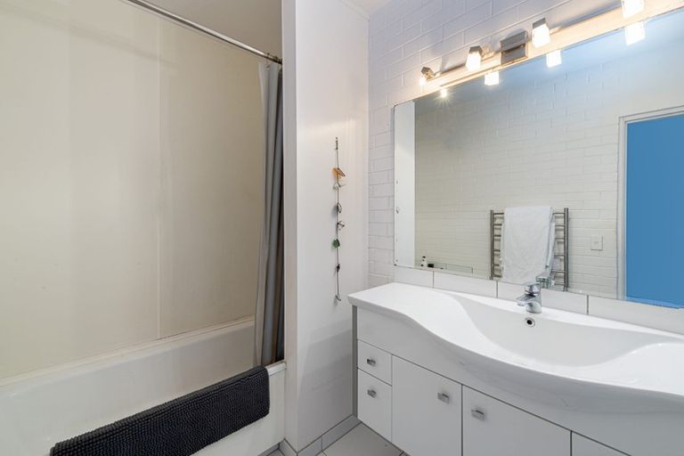 Photo of property in Seaview Apartments, 8/64 Milford Road, Milford, Auckland, 0620