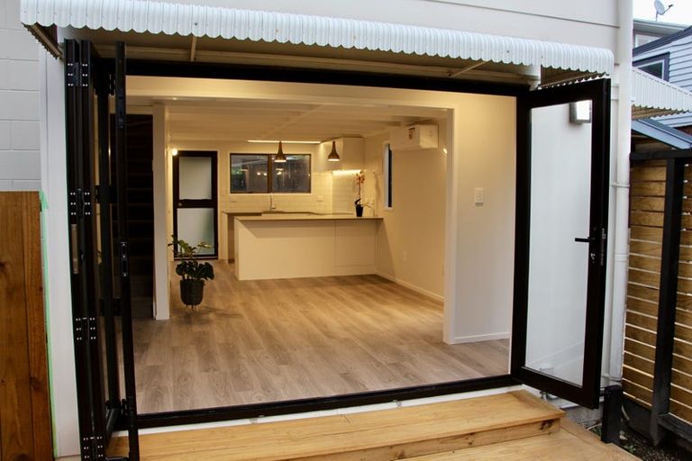 Photo of property in 2/75 Birkdale Road, Birkdale, Auckland, 0626