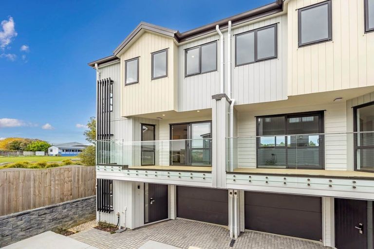 Photo of property in 3/17 Kingdale Road, Henderson, Auckland, 0610