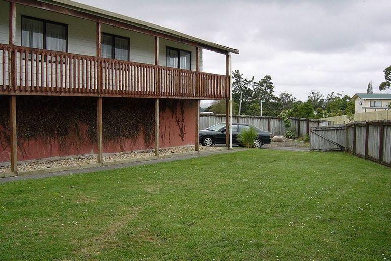 Photo of property in 1 Louise Place, West Harbour, Auckland, 0618