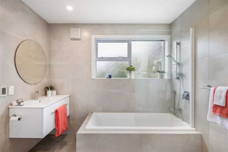 Photo of property in 27 Caesars Place, Churton Park, Wellington, 6037