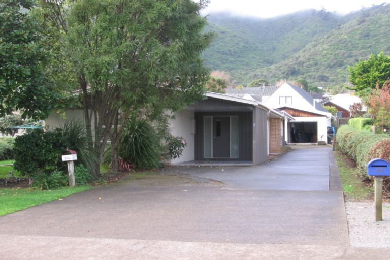 Photo of property in 35 Pehi Kupa Street, Waikanae, 5036