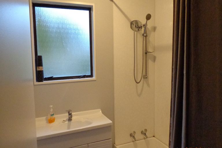 Photo of property in 13 Craigbank Avenue, New Lynn, Auckland, 0600