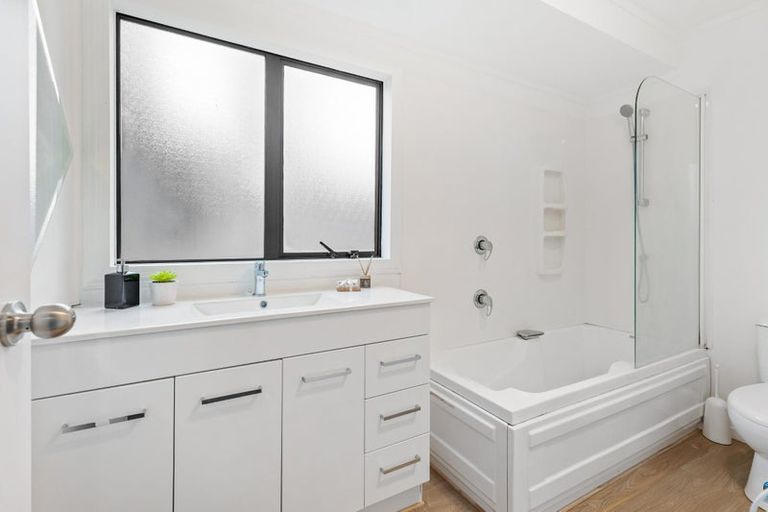 Photo of property in 3 Fernhaven Place, Massey, Auckland, 0614