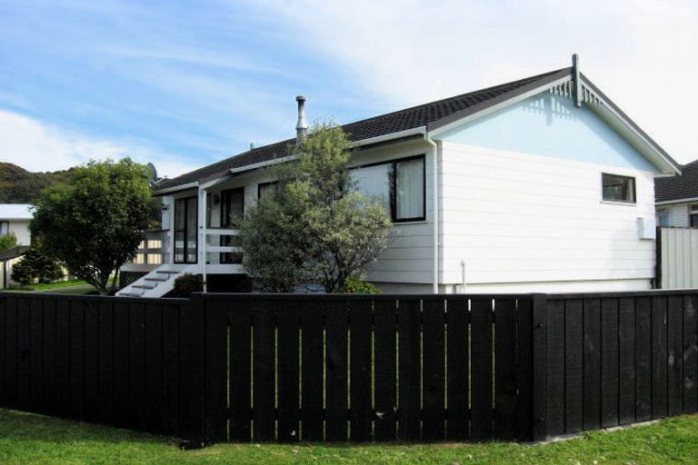 Photo of property in 15 Grimsby Grove, Wainuiomata, Lower Hutt, 5014