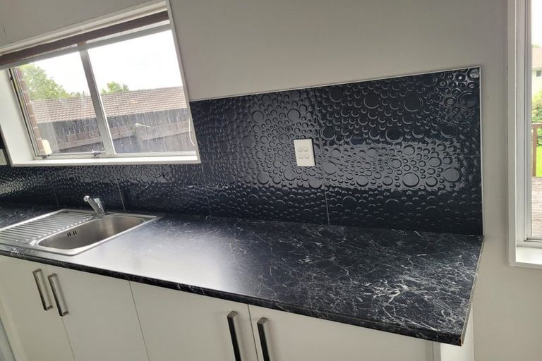 Photo of property in 15 Tiki Street, New Lynn, Auckland, 0600