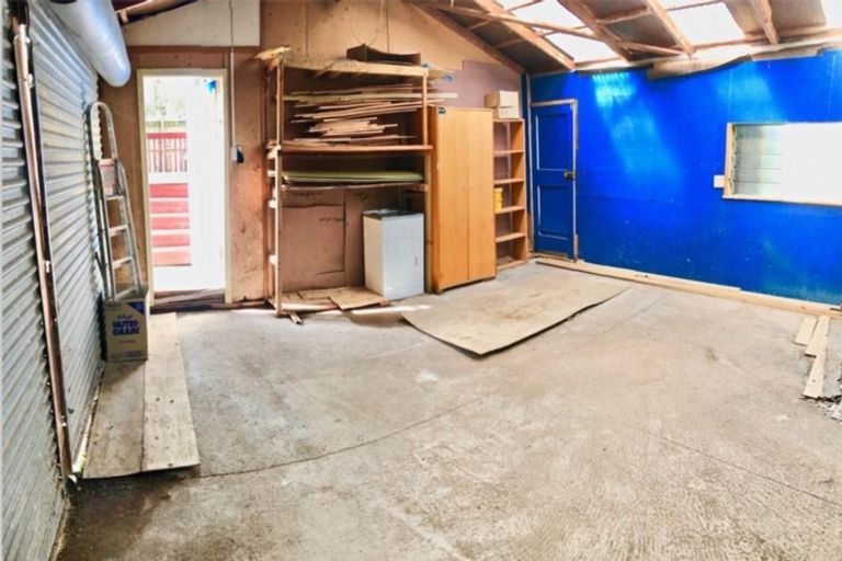 Photo of property in 18 Newington Road, Henderson, Auckland, 0612