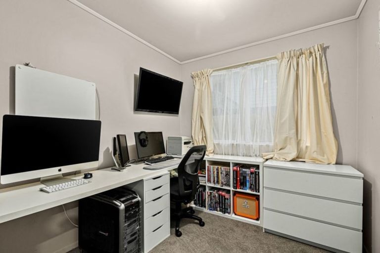 Photo of property in 26 Halloran Place, Massey, Auckland, 0614