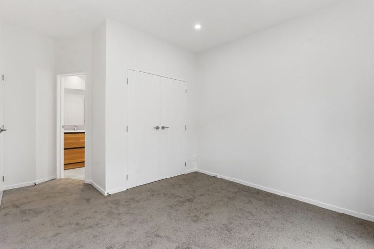 Photo of property in 8a Tahinga Street, Northcote, Auckland, 0627