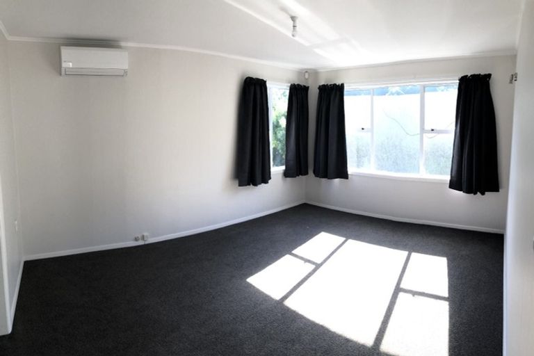 Photo of property in 34 Miles Crescent, Newlands, Wellington, 6037