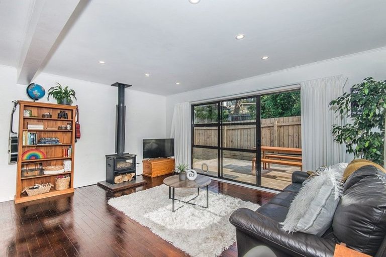 Photo of property in 53 Glanmire Road, Newlands, Wellington, 6037