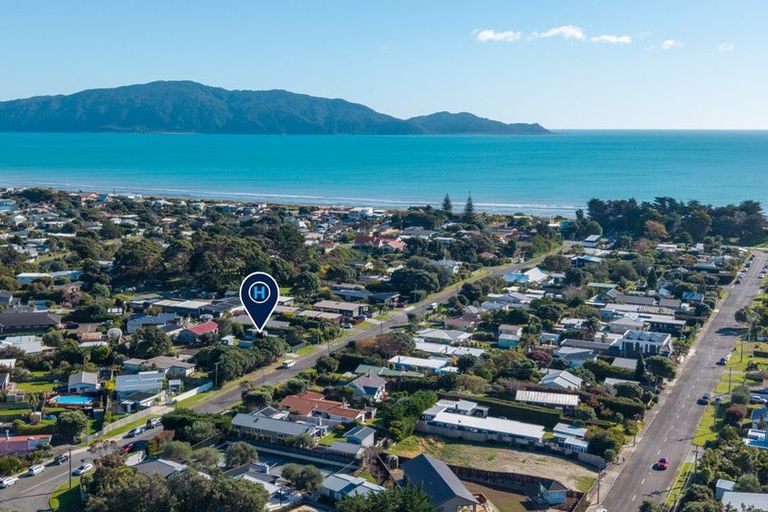 Photo of property in 30 Rangihiroa Street, Waikanae Beach, Waikanae, 5036