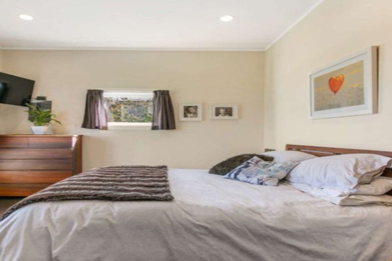 Photo of property in 1 Waiari Road, Conifer Grove, Takanini, 2112