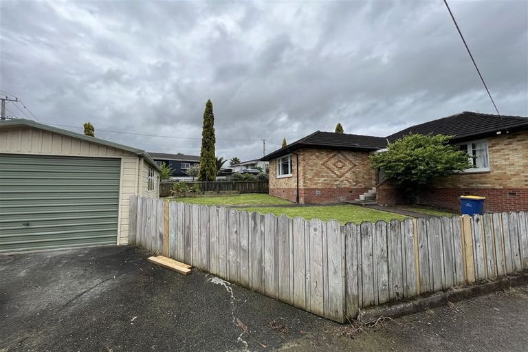 Photo of property in 2a/2 Matipo Road, Te Atatu Peninsula, Auckland, 0610