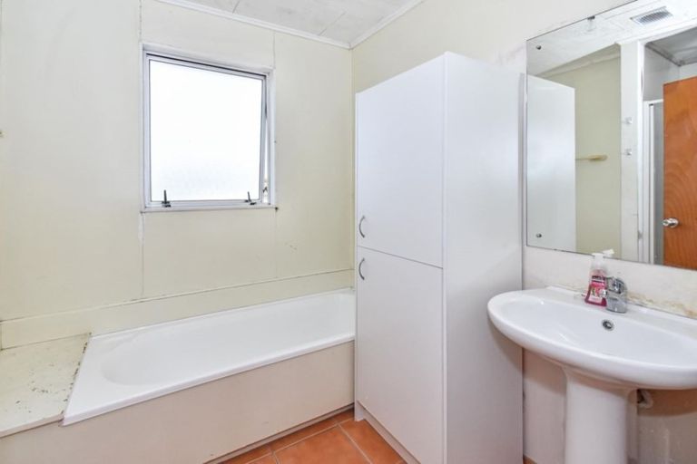 Photo of property in 13 Funnell Place, Manurewa, Auckland, 2102