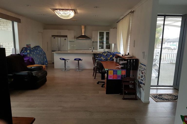 Photo of property in 28 Gibbston Crescent, Flat Bush, Auckland, 2016