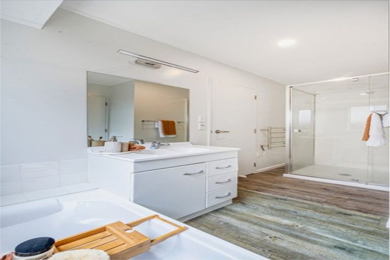 Photo of property in 54 Walworth Avenue, Pakuranga Heights, Auckland, 2010