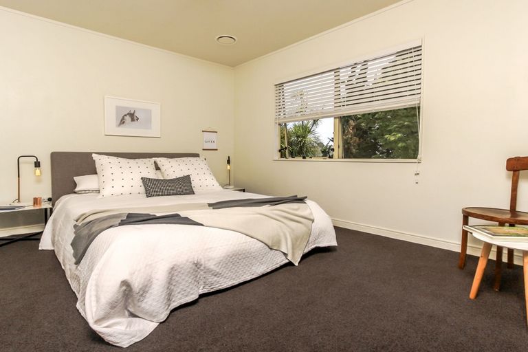 Photo of property in 17a Highland Avenue, Titirangi, Auckland, 0604